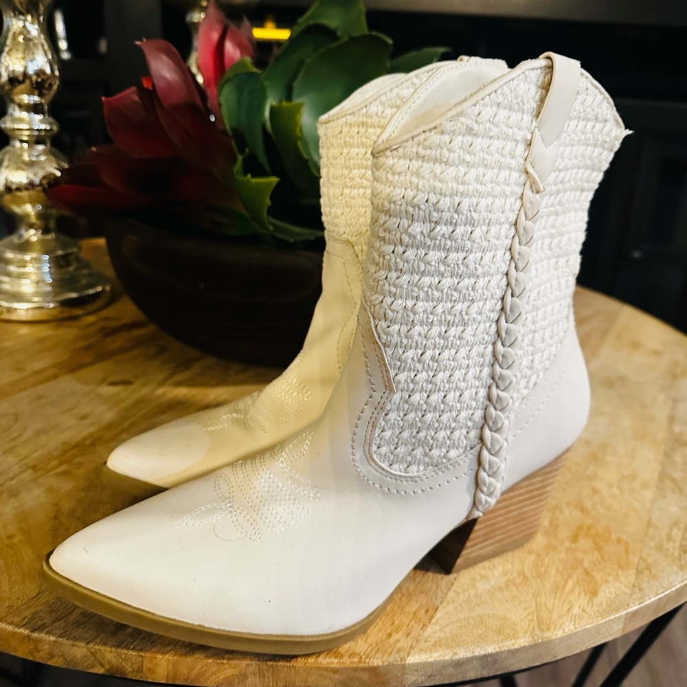 Dolce Vita women’s Rori White Suede Western Boots